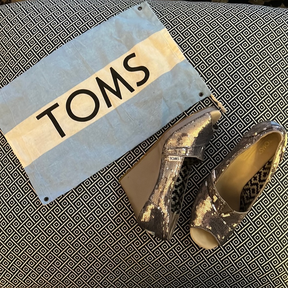 👡 TOMS wedge shoes with sequins size 8 EUC